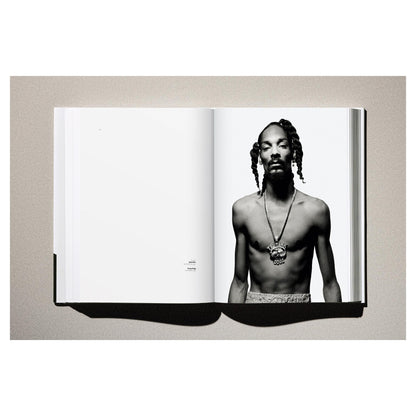 Produktaufnahme mit Fokus auf die Buchdicke und Bindung.