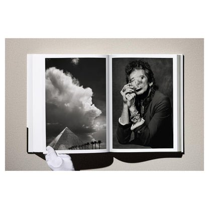 Der Fotoband „Kaos“ im Schuber stehend vor neutralem Hintergrund.