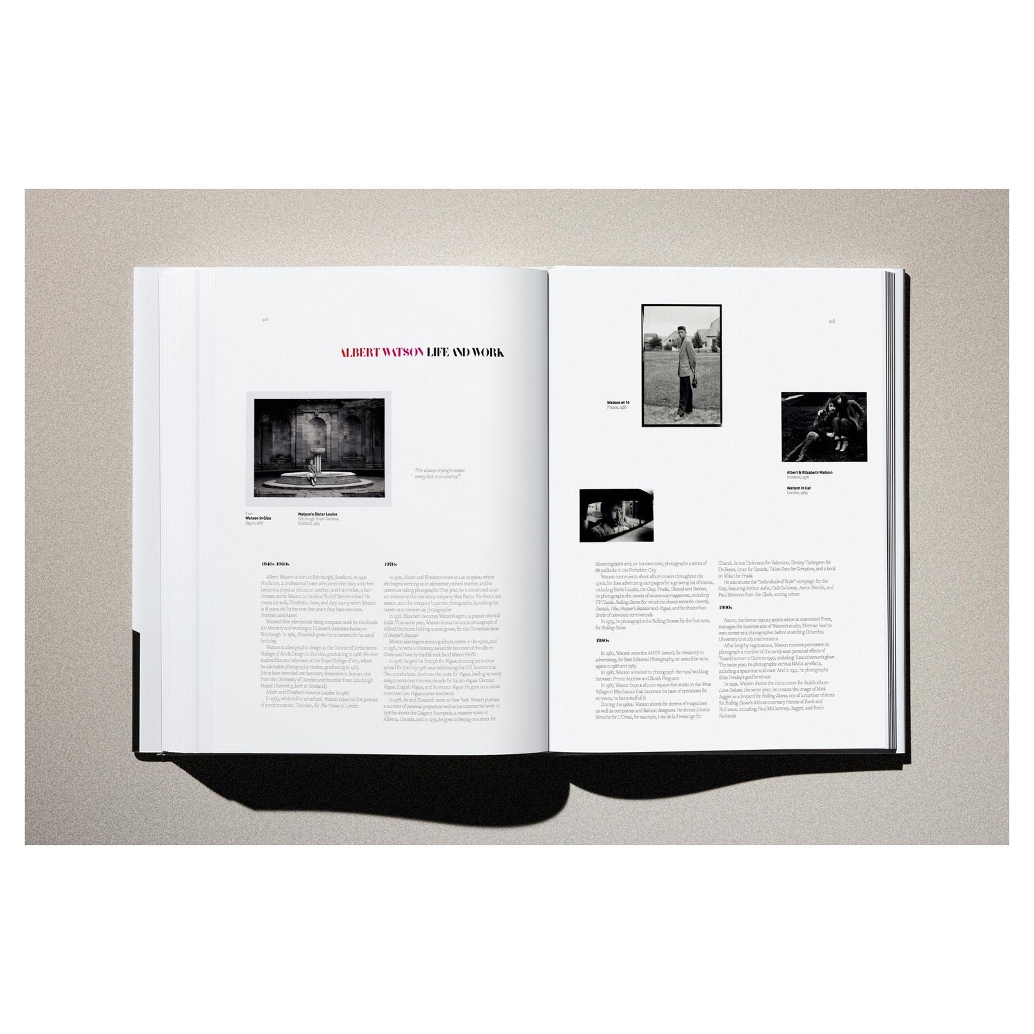 Fotografische Nahaufnahme der Coverprägung von „Kaos“.