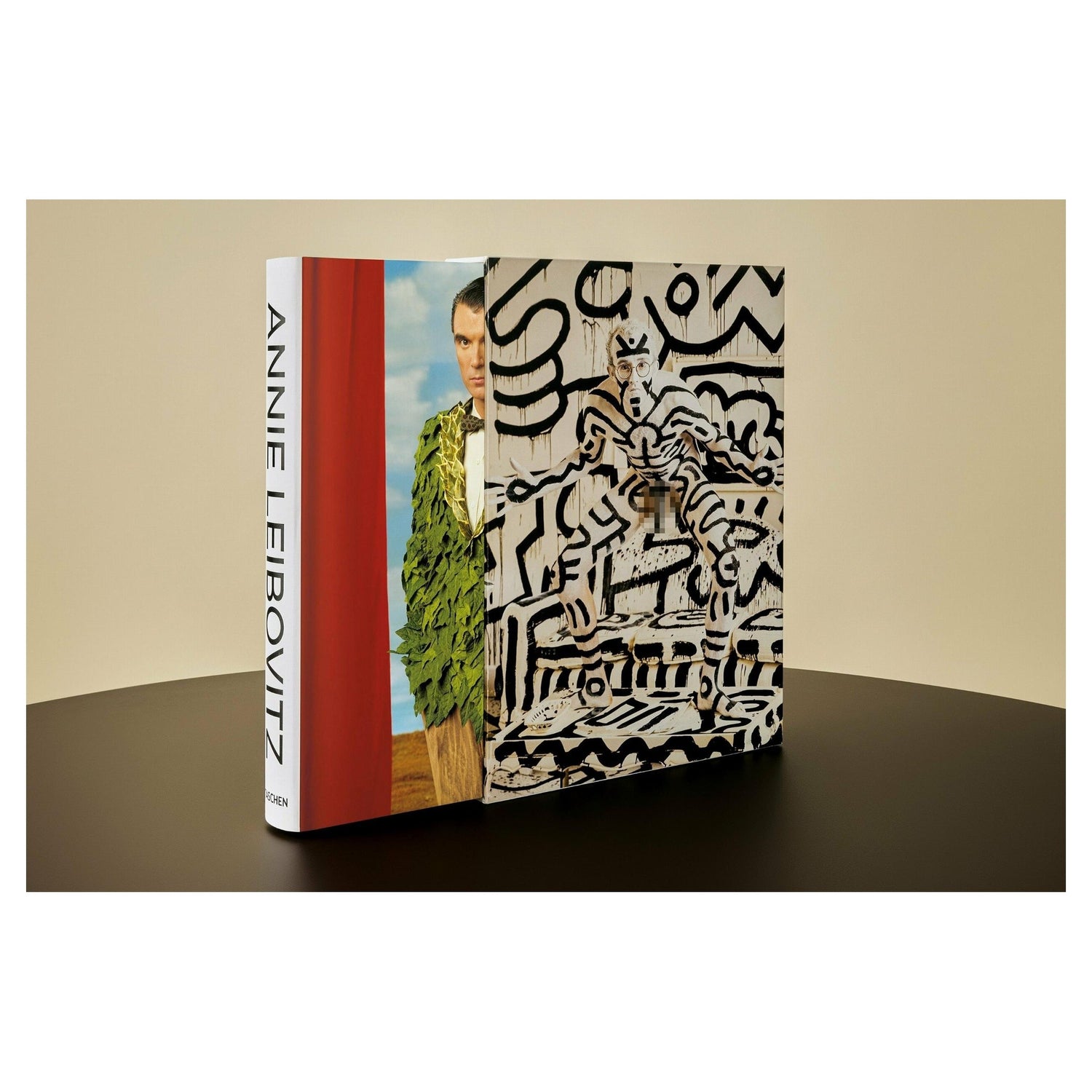 Porträt Whoopi Goldberg in weißer Milchwanne – Premium-Print