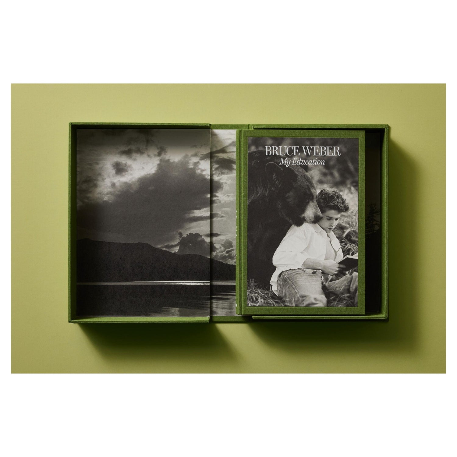 Schwarz-Weiß-Fotografie mit Bär und Junge