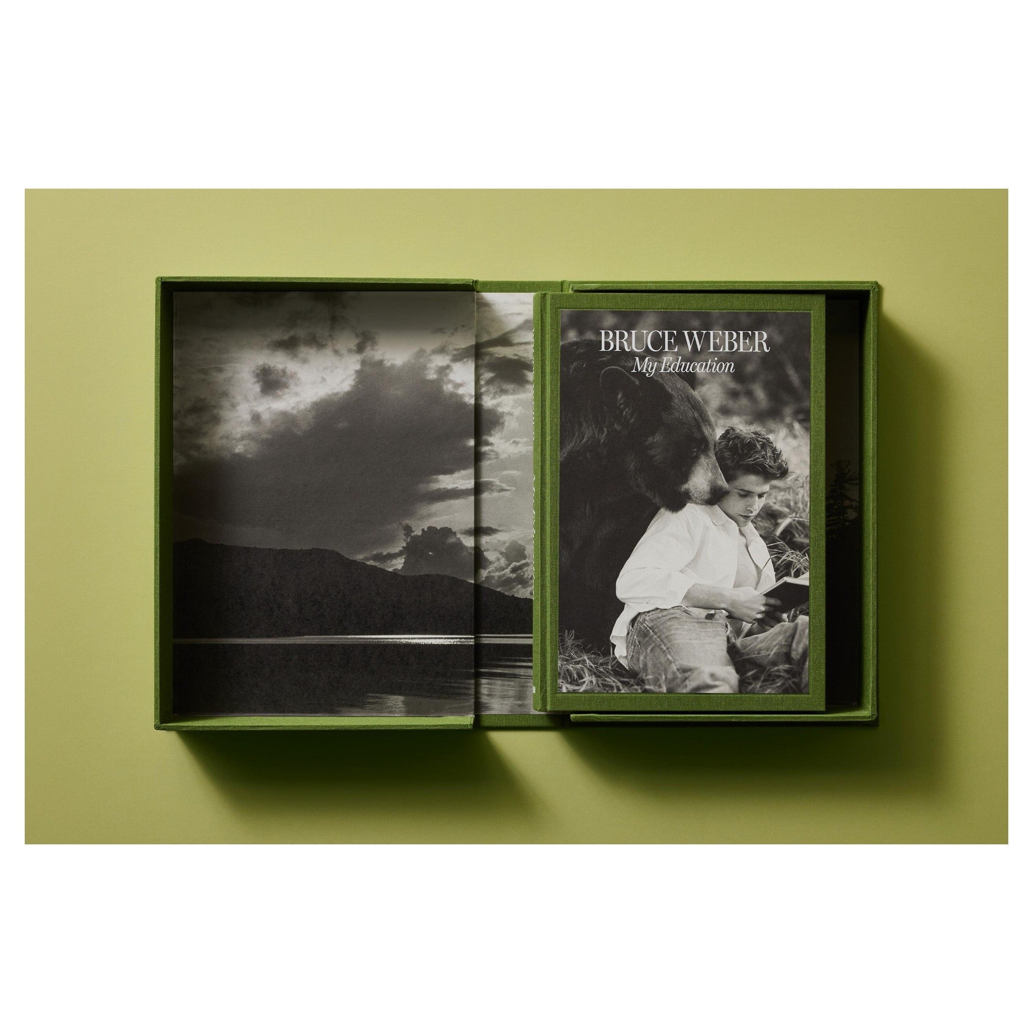 Schwarz-Weiß-Fotografie mit Bär und Junge