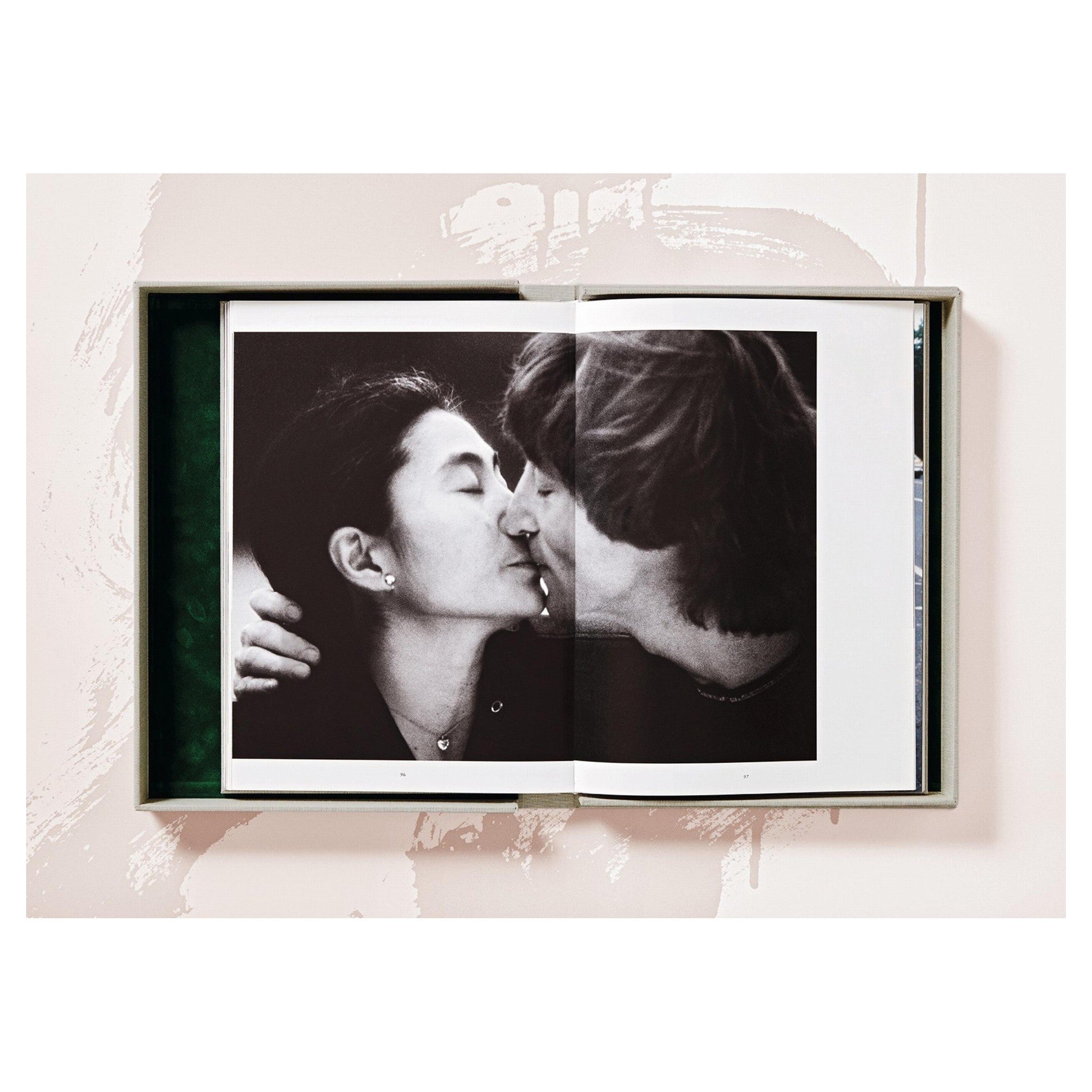 Detailansicht des Leinenbezugs mit Fotoprint von Lennon und Ono