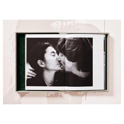 Detailansicht des Leinenbezugs mit Fotoprint von Lennon und Ono