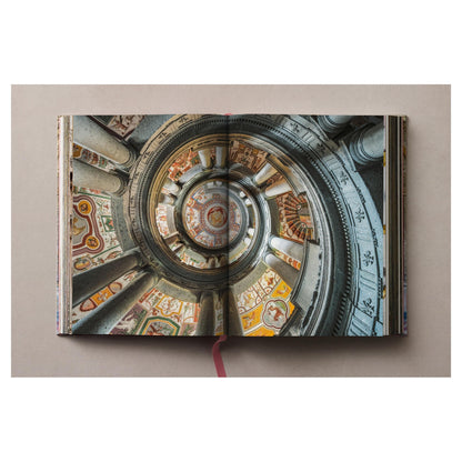 Großformatiger Bildband Italian Palaces von Massimo Listri mit verzierten italienischen Architekturdetails.