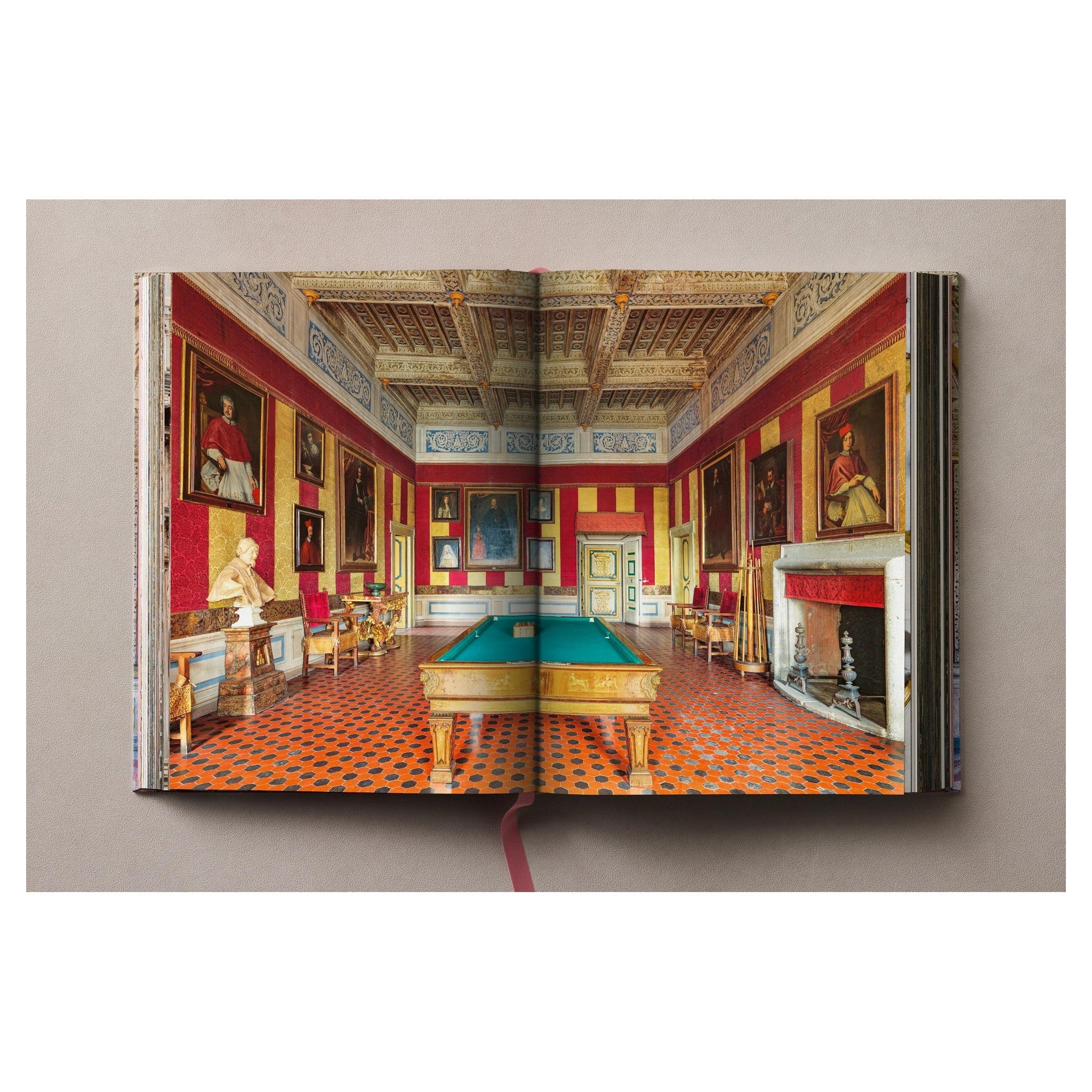 Massimo Listri Fotoband mit kunstvollen Fassadenmotiven im klassischen Stil.