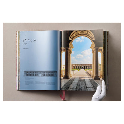 Hardcover-Ausgabe von Italian Palaces mit kunstvoll gestaltetem Umschlag in warmen Steinfarben.
