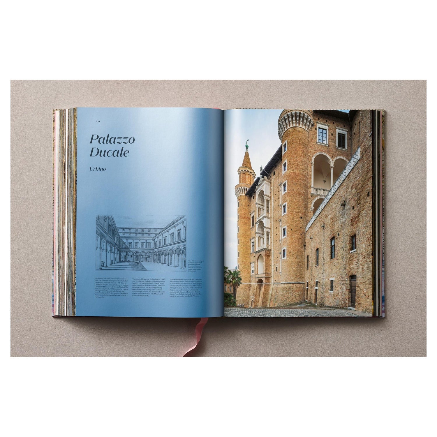 TASCHEN-Buch Italian Palaces mit pastellfarbenen architektonischen Verzierungen.