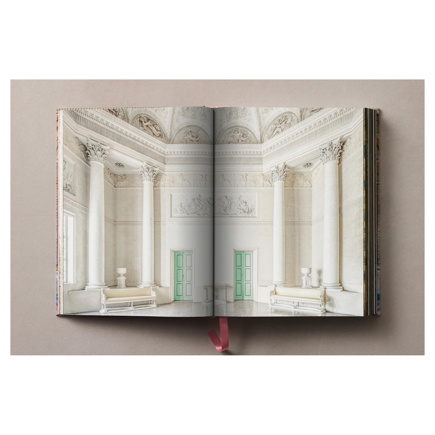 Großformatiger Architekturband über Italiens historische Paläste mit farbigem Cover.