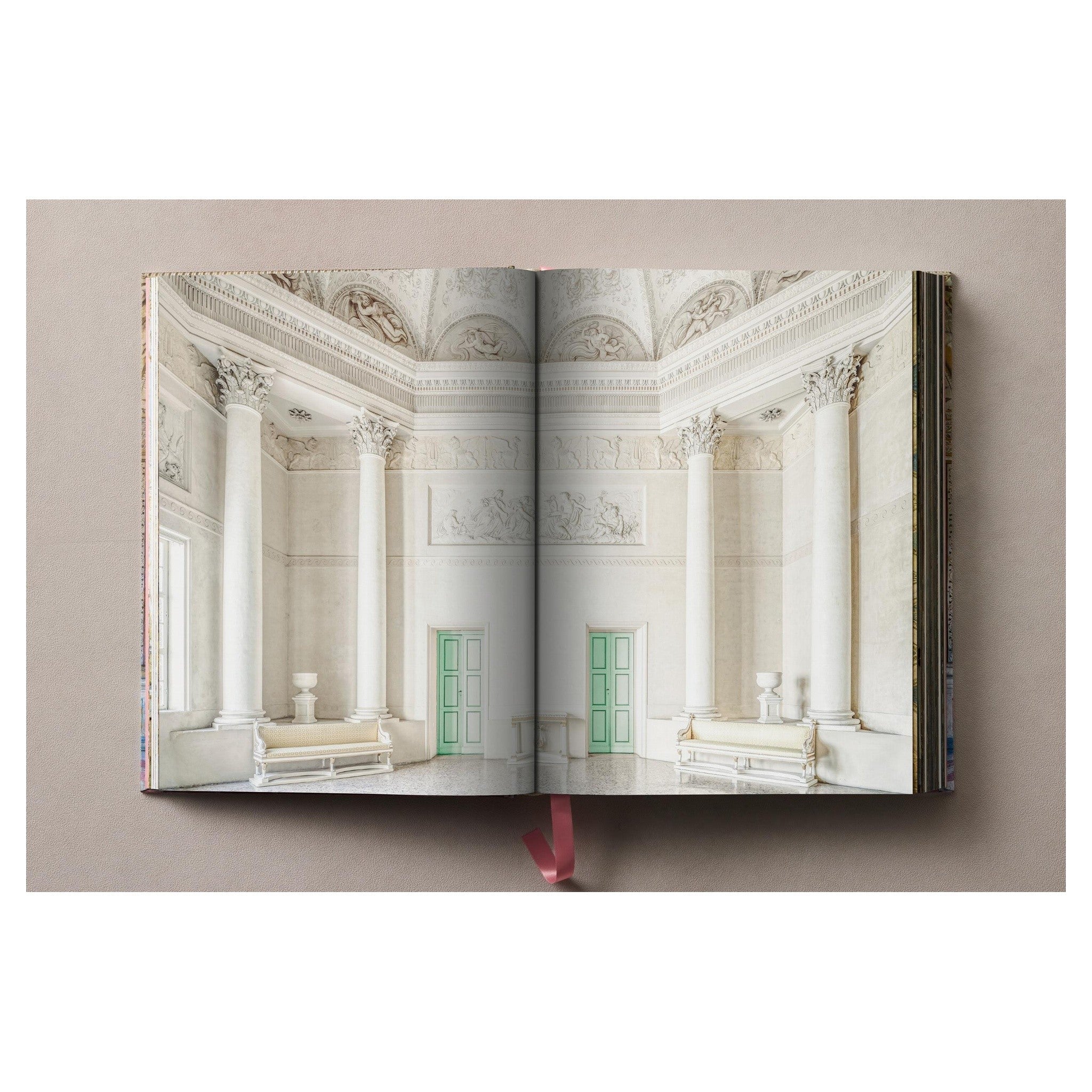 Großformatiger Architekturband über Italiens historische Paläste mit farbigem Cover.