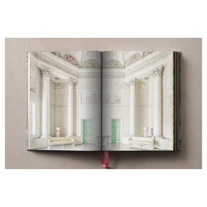 Großformatiger Architekturband über Italiens historische Paläste mit farbigem Cover.