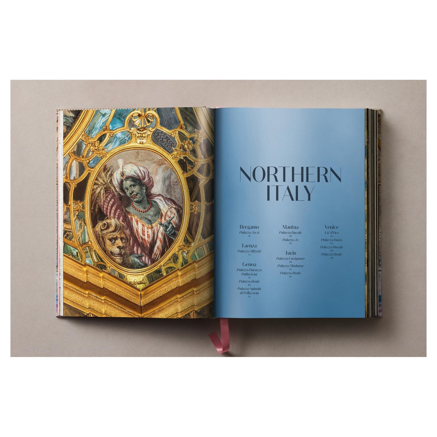 Hochwertiges Coffee-Table-Book Italian Palaces von Massimo Listri mit Steinmuster-Optik.
