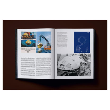 Ästhetische Buchkomposition mit dunklem Studiolicht