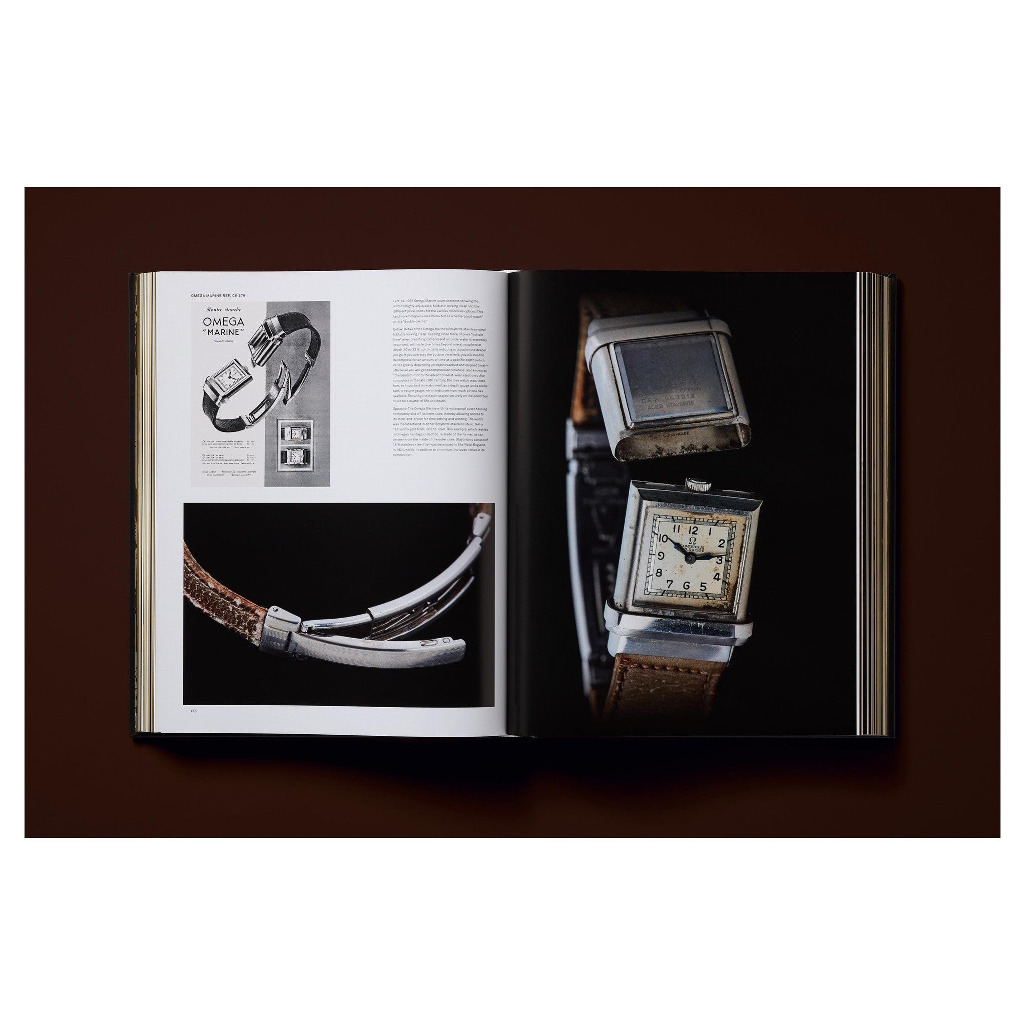 Buchrücken mit goldener Schrift in schräger Perspektive.