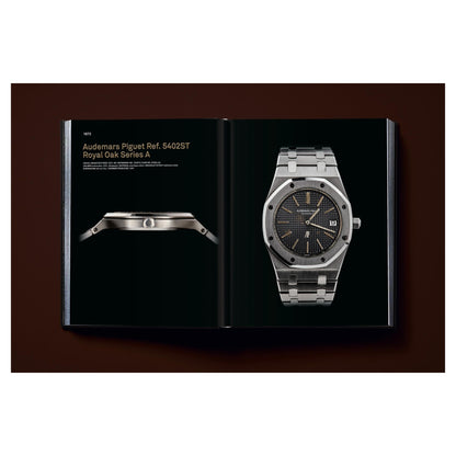 Stack aus Bänden und Schuber im architektonischen Layout fotografiert.