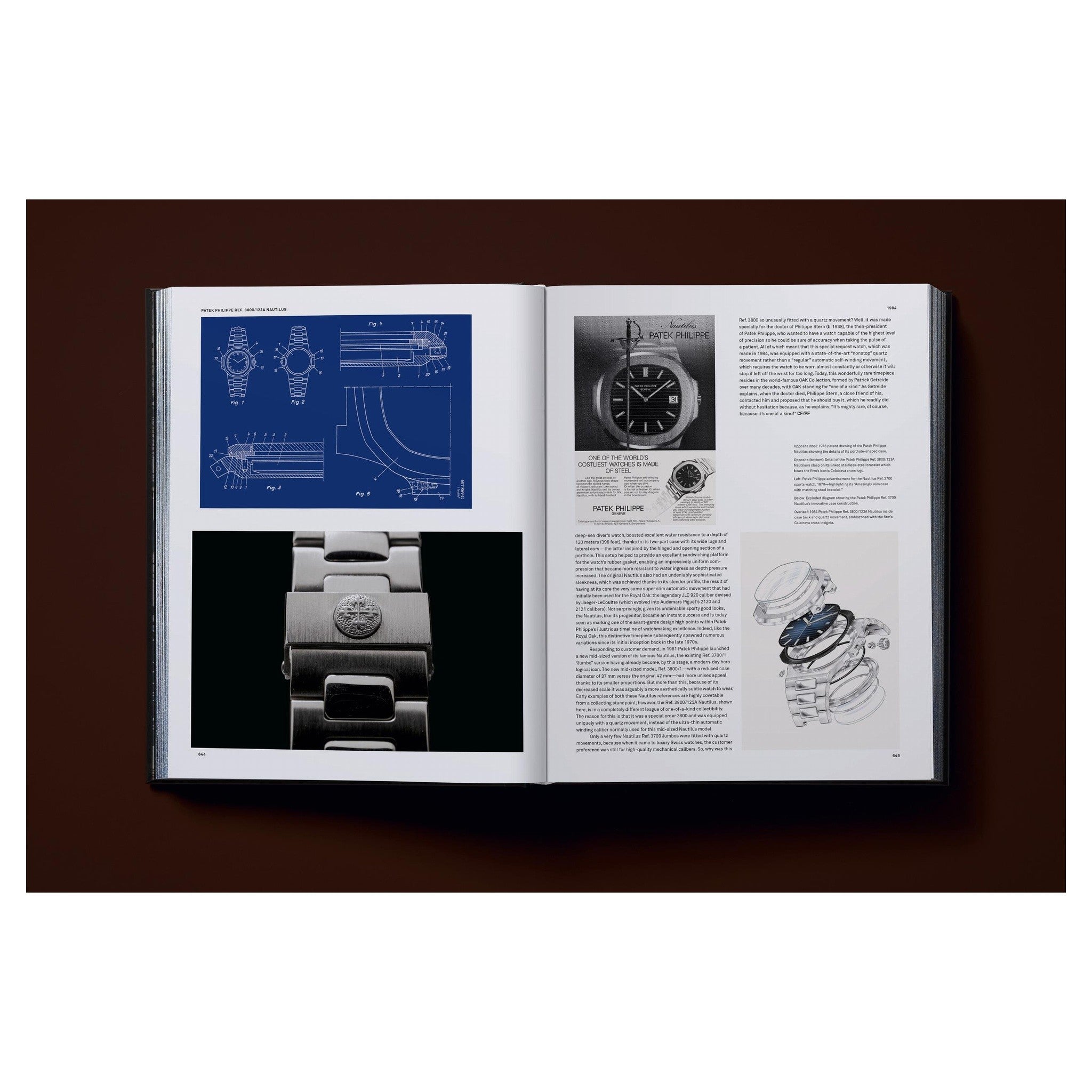 Mechanische Uhrwerkdarstellung auf blauem Hardcover präzise beleuchtet.