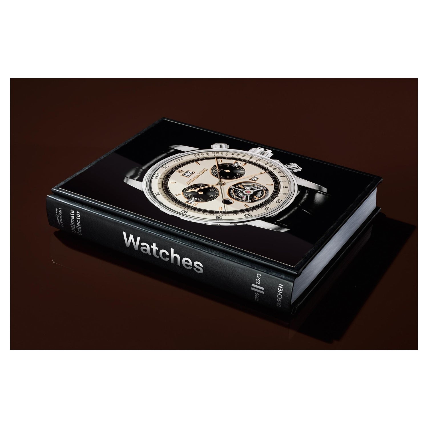 Buchset auf dunkler Holzfläche stilvoll präsentiert