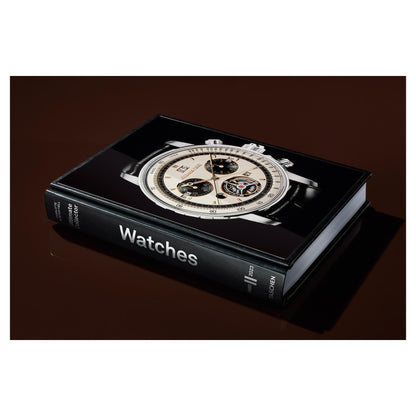 Buchset auf dunkler Holzfläche stilvoll präsentiert