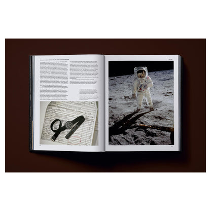 Offene Doppelseite mit historischem Anzeigenmotiv.