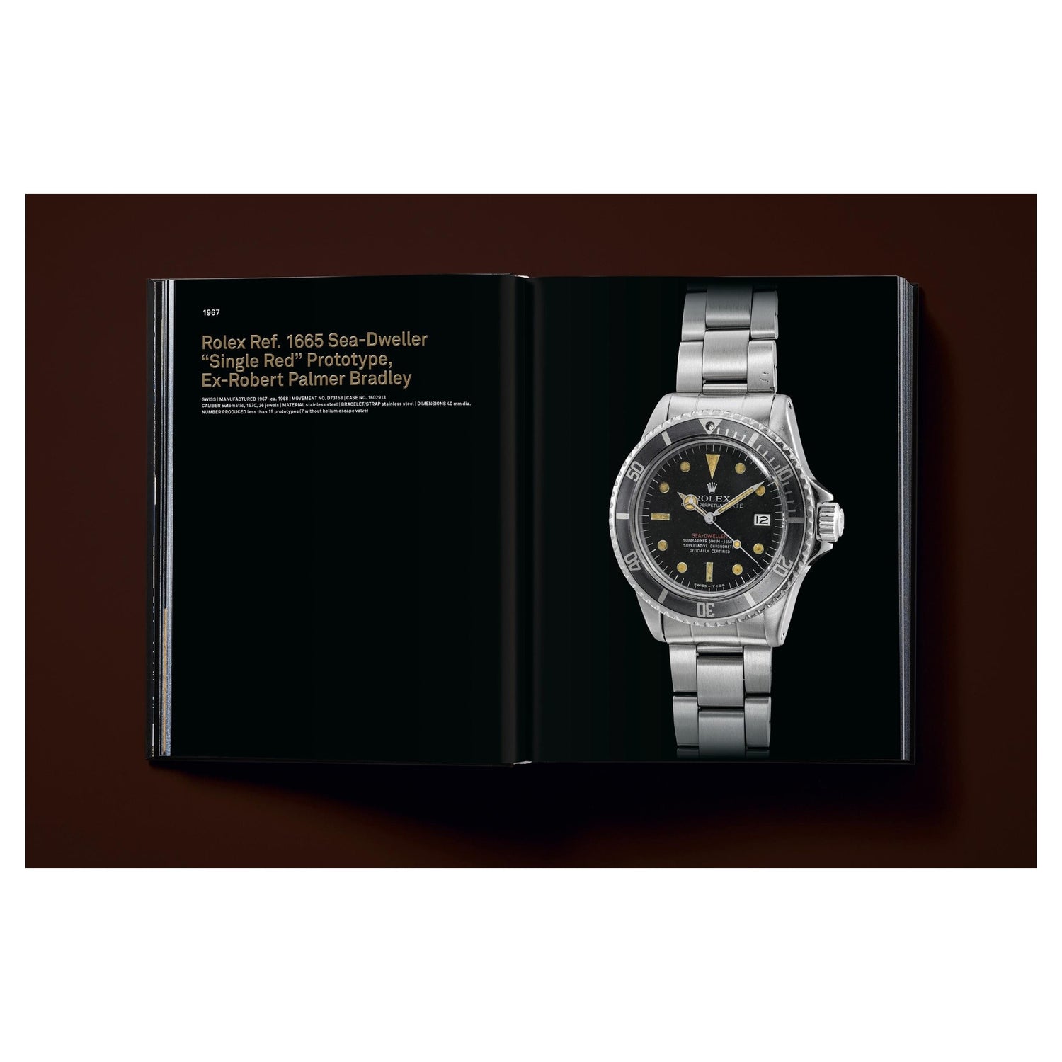 Nahaufnahme des Coverdrucks mit komplexer Chronographenmechanik.