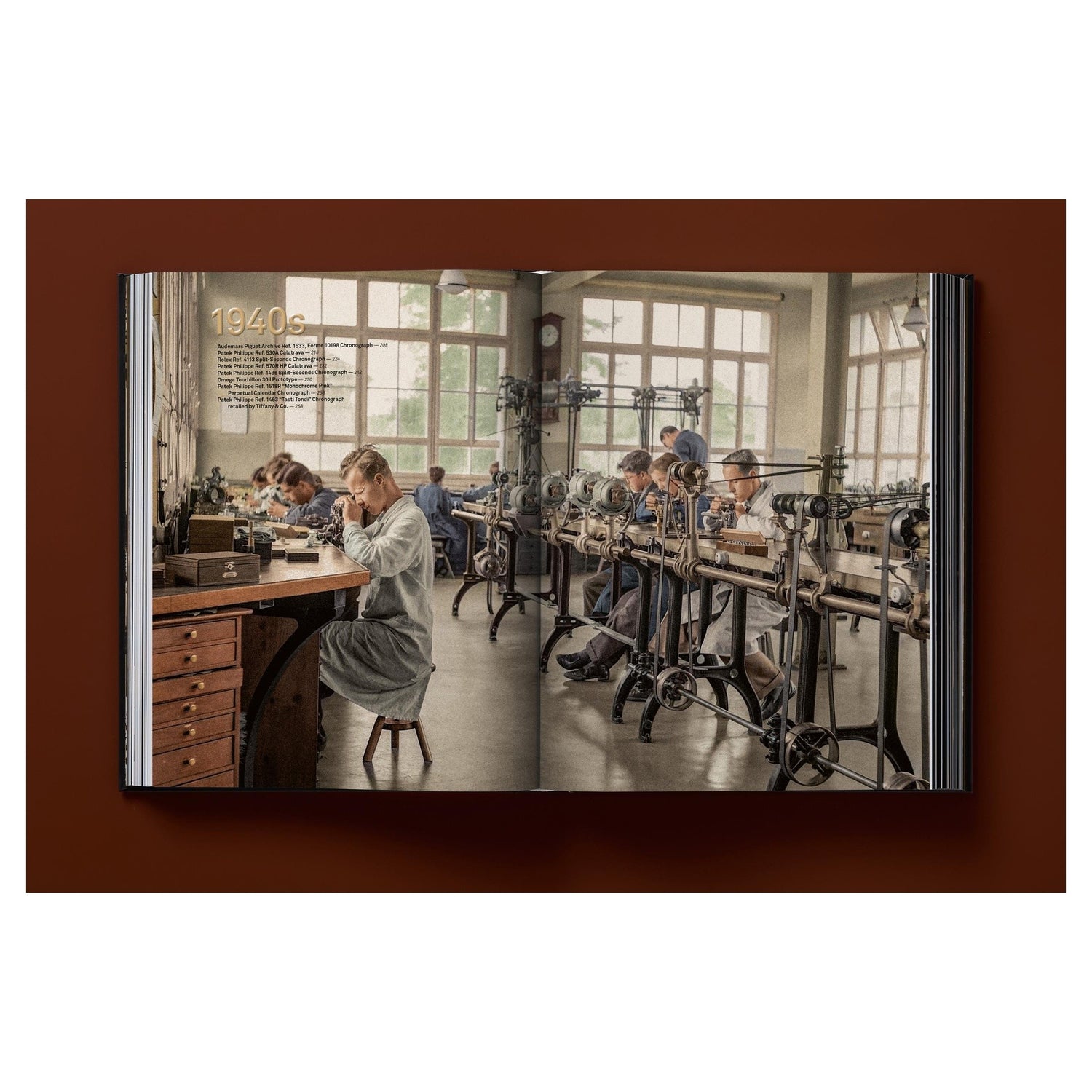 Schwarzer Hardcover-Schuber mit präzisem Uhrendesign und goldener Typografie.