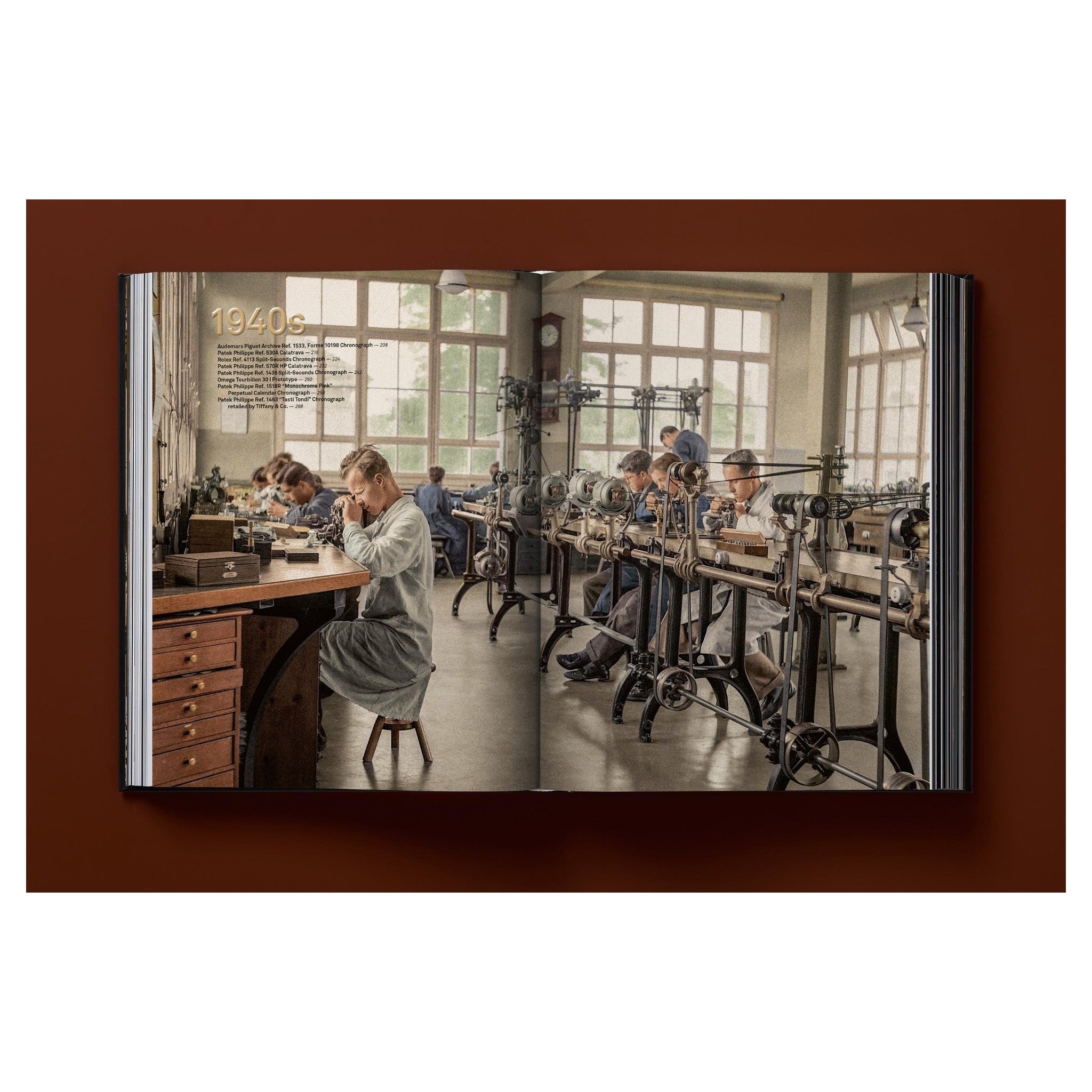 Schwarzer Hardcover-Schuber mit präzisem Uhrendesign und goldener Typografie.