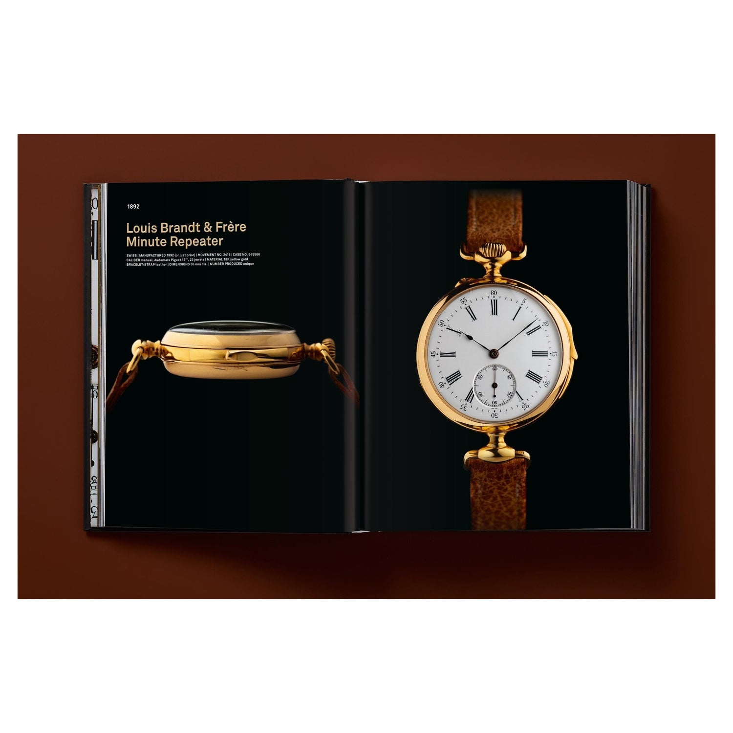 Exklusive Uhr im Flachprofil, stilvoll auf dunklem Holz präsentiert