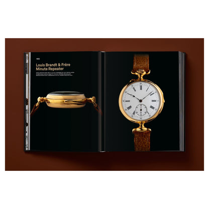 Exklusive Uhr im Flachprofil, stilvoll auf dunklem Holz präsentiert