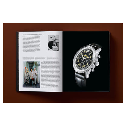 Elegante Vintage-Uhr vor dunklem Hintergrund stilvoll inszeniert