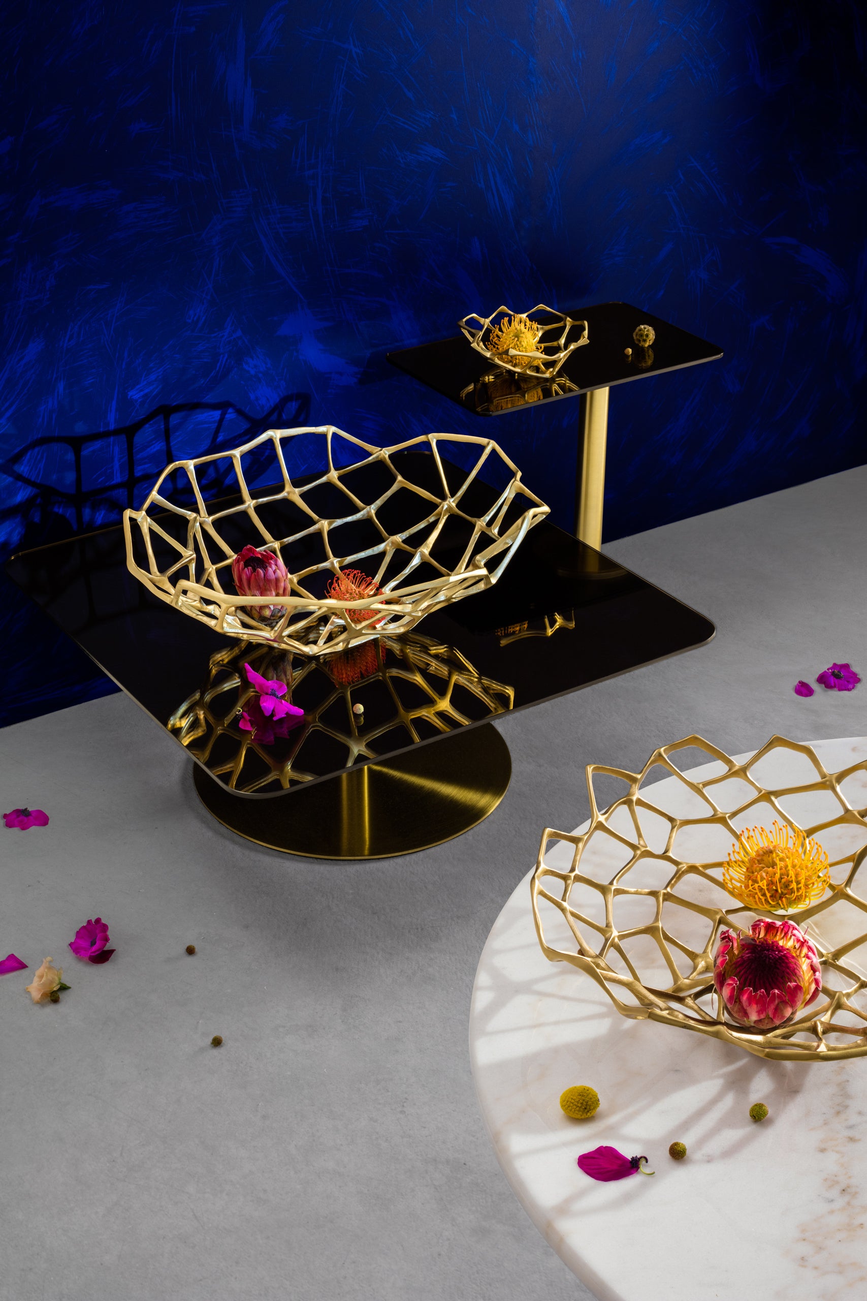 Beistelltisch mit spiegelnder Oberfläche