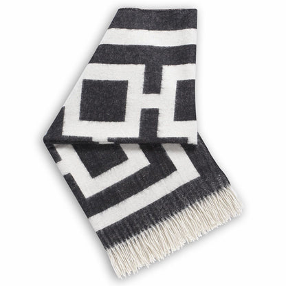 Überwurf NIXON aus 100% Babyalpakawolle in charcoal von Jonathan Adler