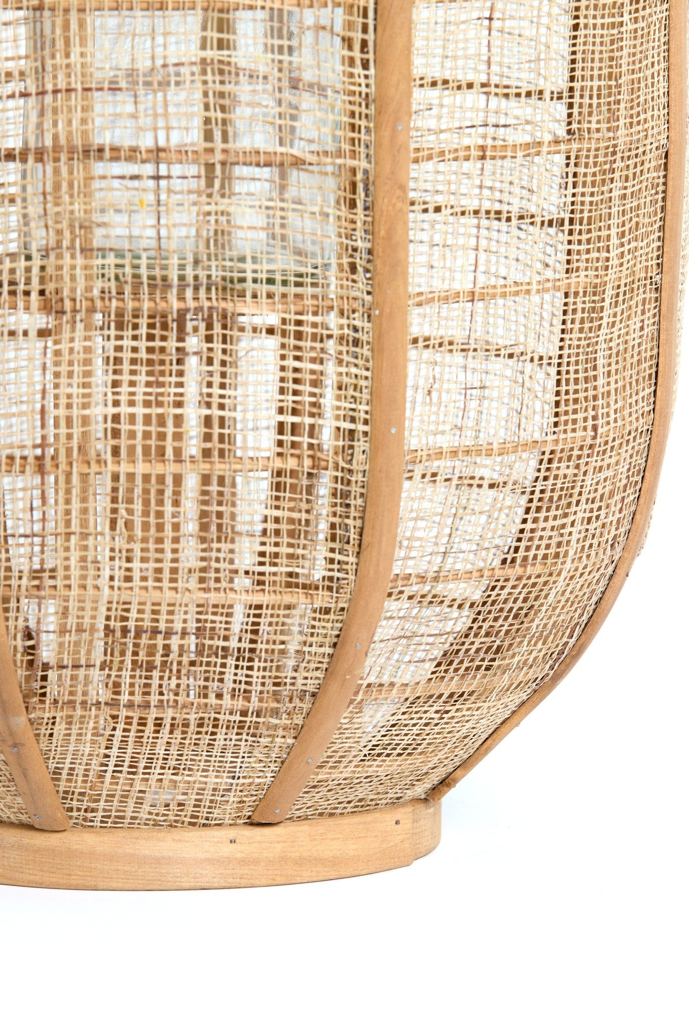 Windlicht mit Griff aus Holz und geflochtenem Raphia
