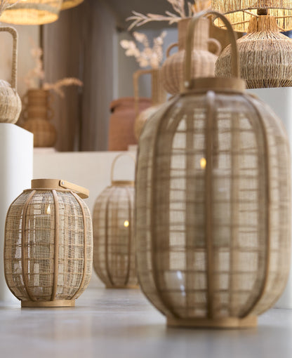 Dekoratives Windlicht mit Flechtstruktur aus Raphia und Holz
