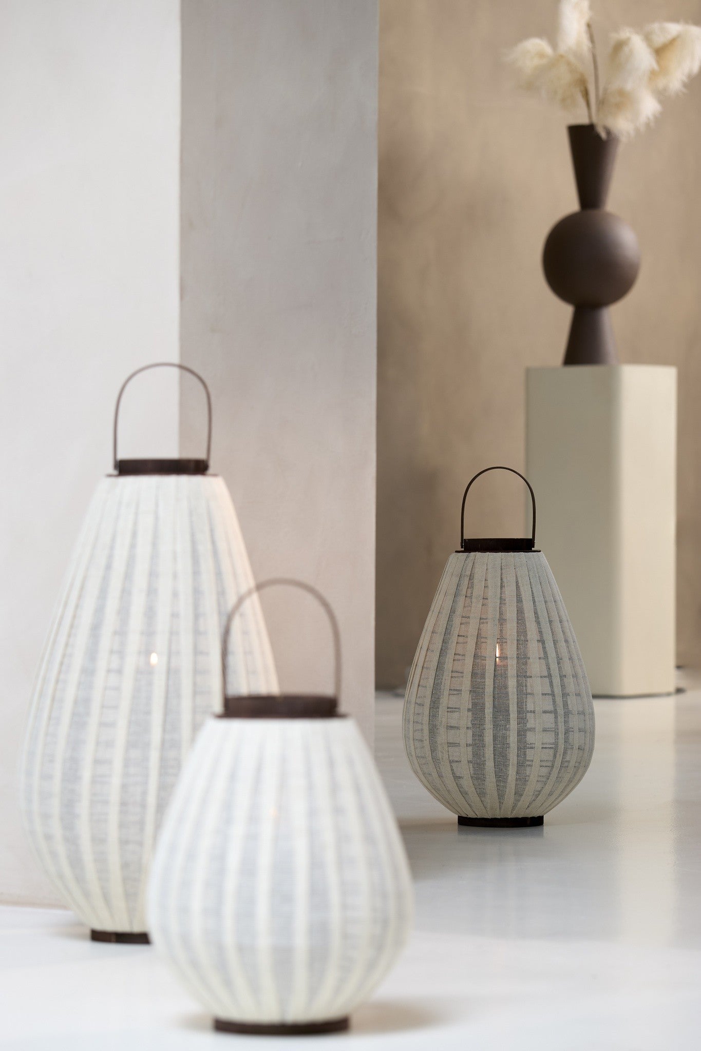 Natürliches Windlicht mit textilem Schirm und Holzdetails